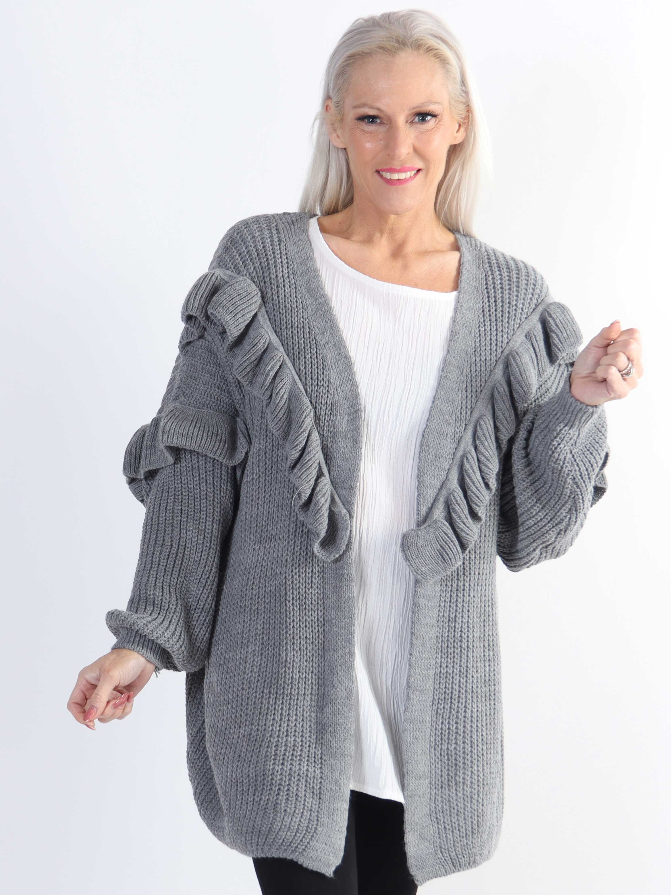 Ellis Cardigan - Lækker plus size strikcardigan med fine flæsedetaljer